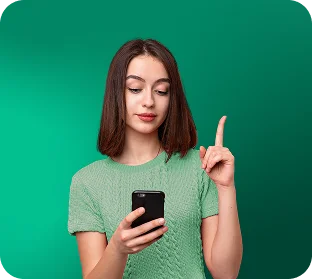 Una joven realiza una transferencia con Bancanet desde su celular.
