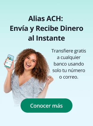 mujer feliz sosteniendo tarjeta de crédito LAFISE