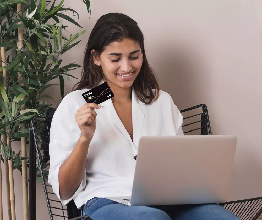 Mujer comprando por internet con su tarjeta LAFISE Mujer comprando por internet con su tarjeta LAFISE