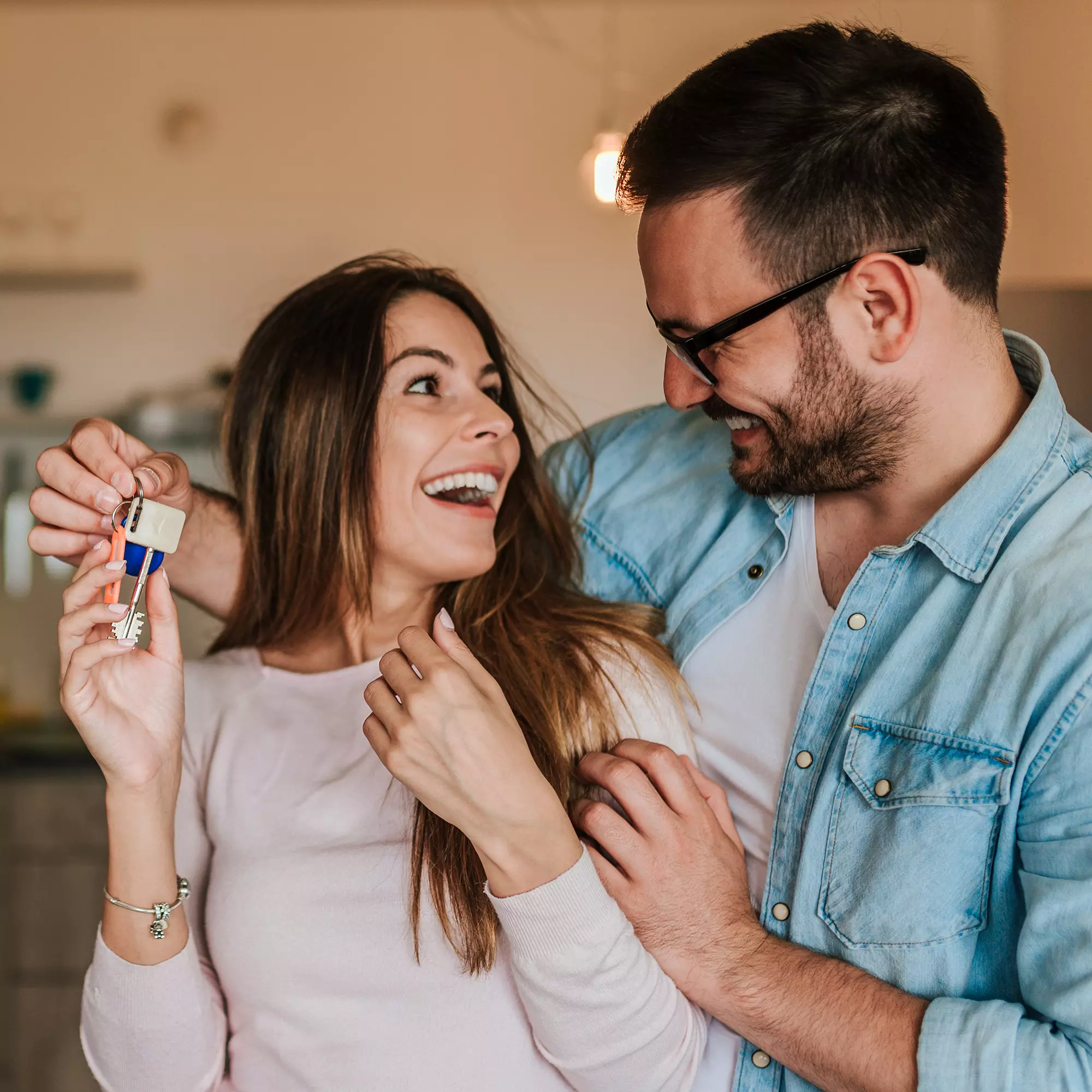 Pareja feliz con las llaves de su nueva casa Pareja feliz con las llaves de su nueva casa