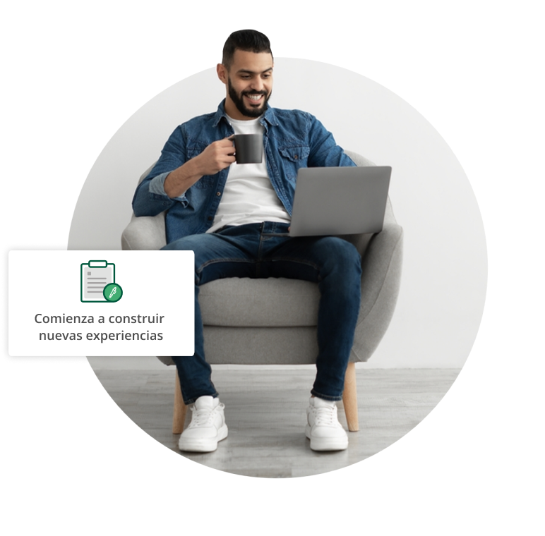 hombre sentado con su laptop