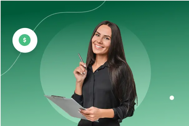 mujer ejecutiva sonriendo con portapapeles en la mano