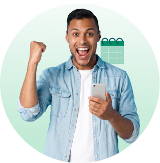 Hombre feliz revisando en su celular el calendario de la promoción