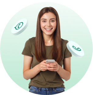 Mujer feliz consultando en su celular sus acciones en WhatsApp y Centro de Contacto
