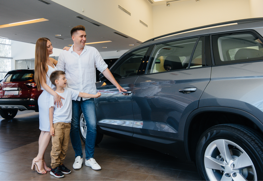 Familia en feria de autos