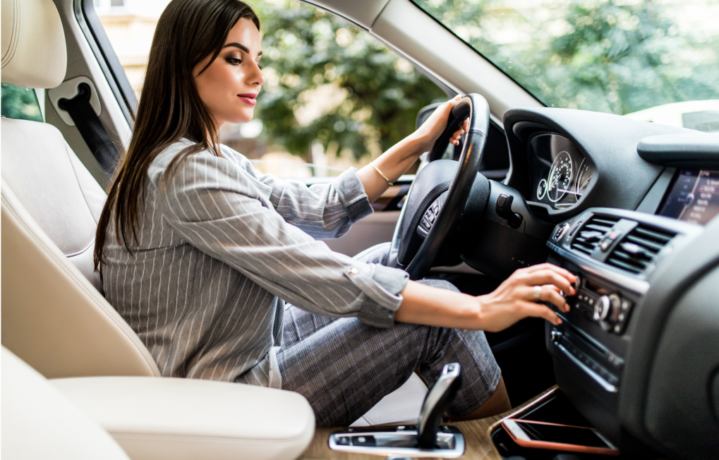 Mujer disfrutando en auto nuevo