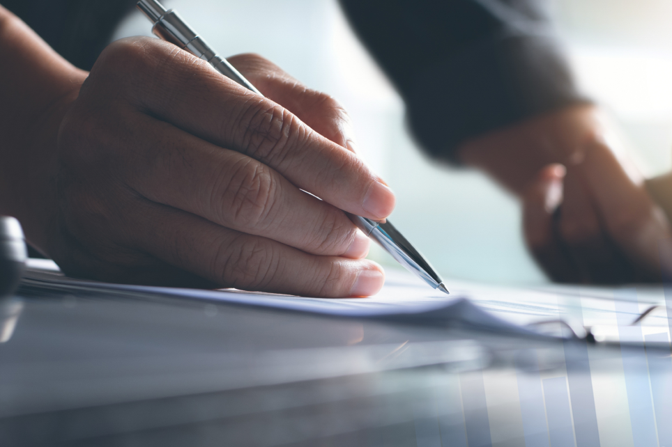 Mano revisando documento de financiamiento