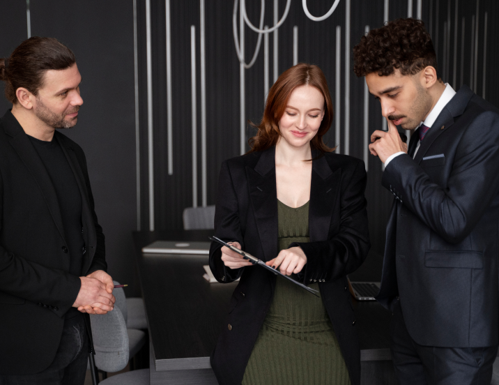 Empresarios revisando condiciones preferenciales de préstamo