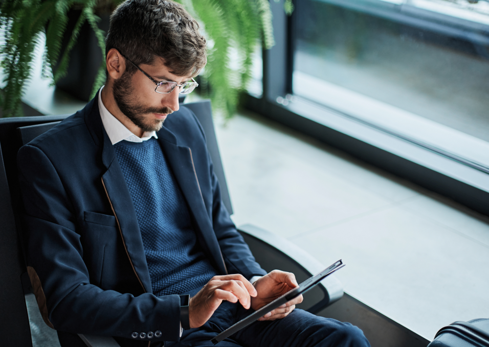 Primer plano de mano con flecha de crecimiento, con edificio de fondo