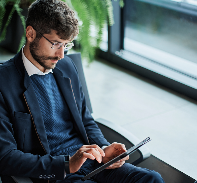 Primer plano de mano con flecha de crecimiento, con edificio de fondo