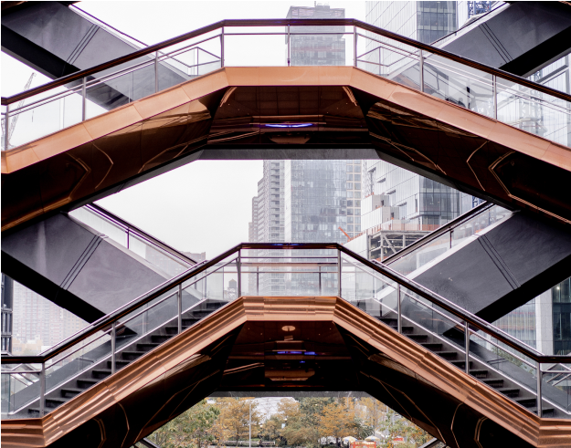 Primer plano de mano con flecha de crecimiento, con edificio de fondo