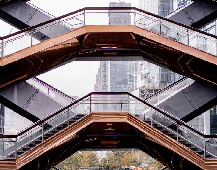 Primer plano de mano con flecha de crecimiento, con edificio de fondo
