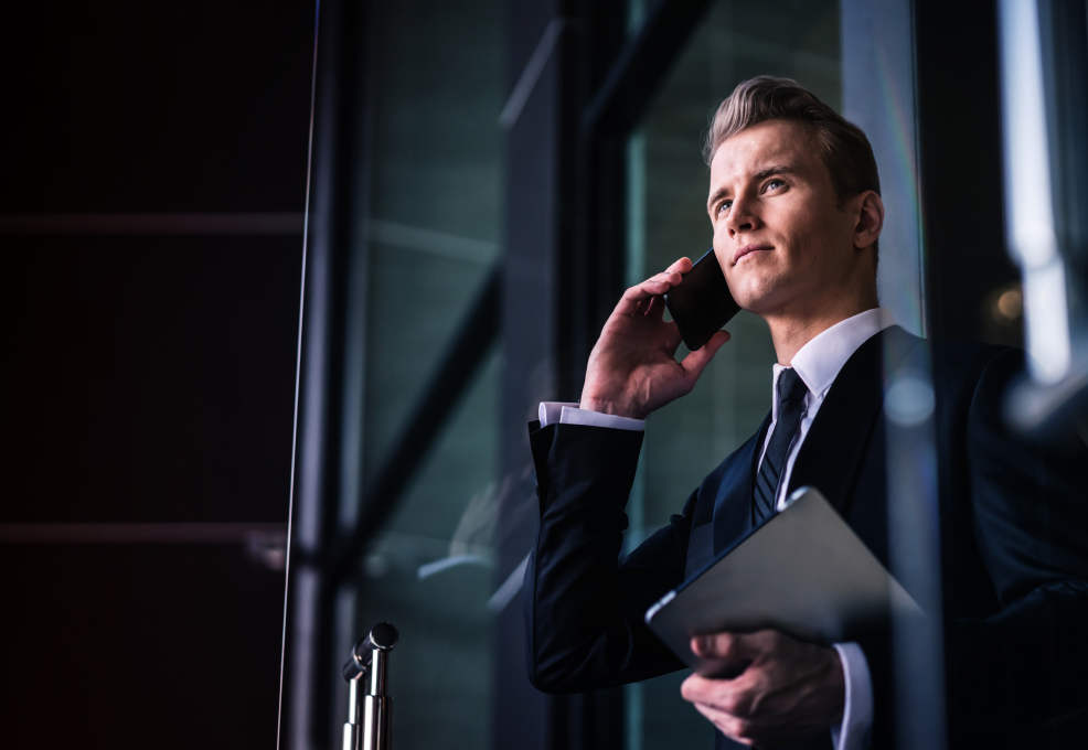 Empresario realizando llamada importante