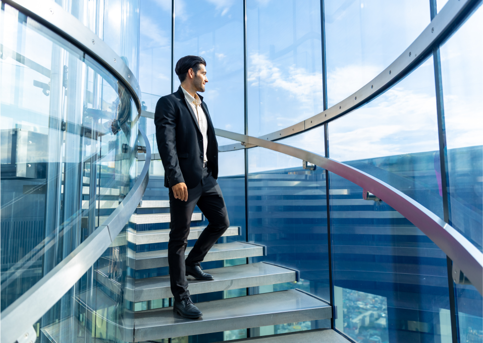 Hombre en escaleras de edificio corporativo