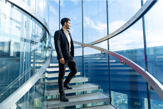 Hombre en escaleras de edificio corporativo