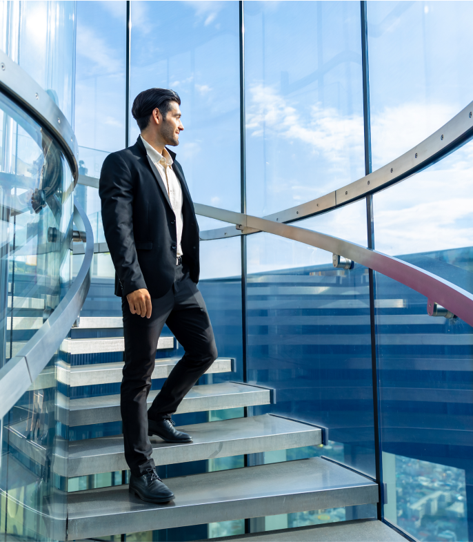 Hombre en escaleras de edificio corporativo