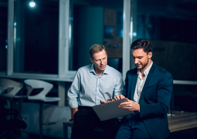 Empresarios en reunión de planificación de inversiones