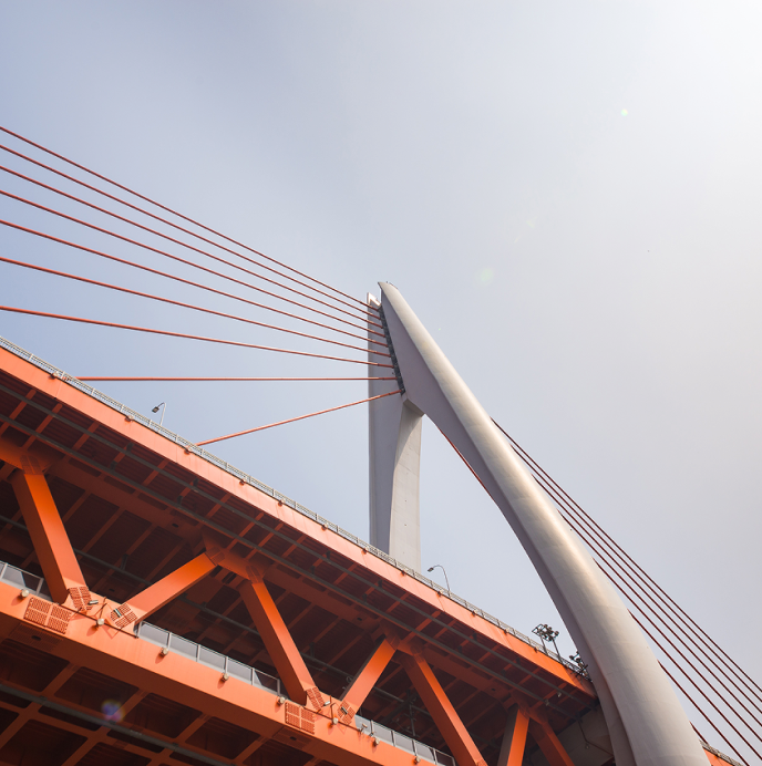 Puente moderno simbolizando solidez financiera