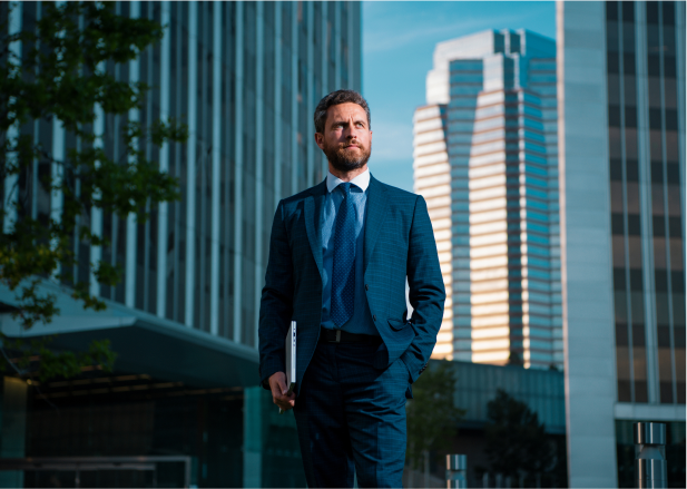 Hombre ejecutivo viendo edificios corporativoso