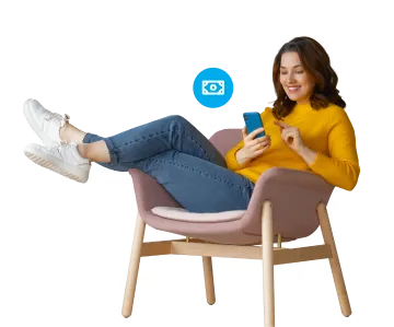 Mujer leyendo el blog de Banco LAFISE para aprender los mejores consejos para tomar decisiones financieras.