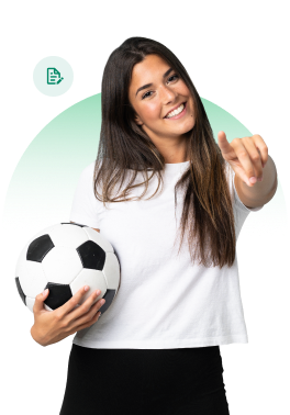 Mujer feliz con balón en la mano invitando a los participantes del sorteo a conocer el reglamento