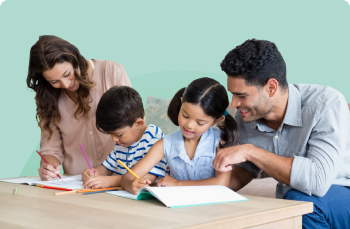 Padres ayudando a sus hijos a hacer las tareas del colegio