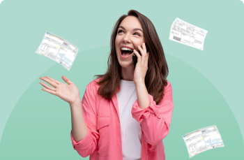 Mujer sonriente pagando facturas de servicios básicos por telepagos