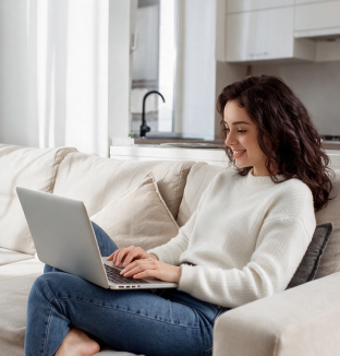 Mujer feliz aplicando a todas las precalificaciones para obtener una nueva propiedad Mujer feliz aplicando a todas las precalificaciones para obtener una nueva propiedad