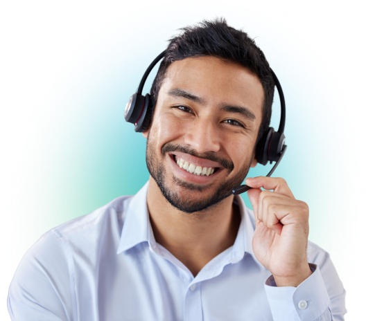 Agente de servicio al cliente LAFISE con auriculares listo para atender consultas sobre remesas