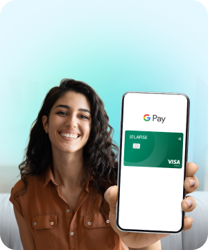 Mujer sonriendo mientras muestra su celular con la pantalla de Google Pay
