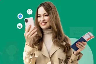 Mujer sonriendo mientras consulta Lia en su celular