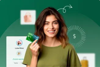 Joven femenina sonriendo y mostrando su Tarjeta de Crédito LAFISE