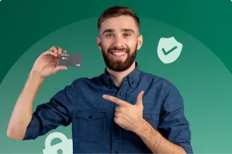 Hombre sonriendo mostrando su Tarjeta LAFISE