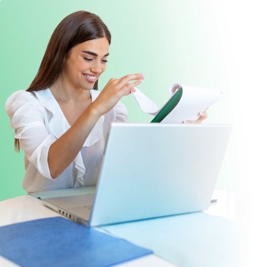 Ejecutiva sonriendo mientras conoce las ventajas de Mi Salario LAFISE