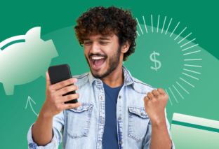 Hombre feliz con celular en mano celebrando el control de sus finanzas