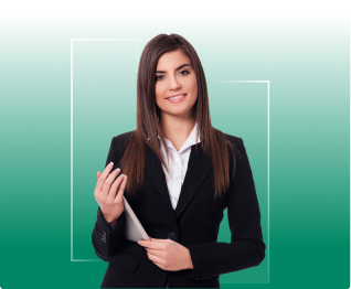 Mujer ejecutiva sonriendo brindando los beneficios de la línea de crédito