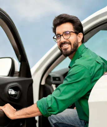 Chico feliz con las llaves del auto que obtuvo con su préstamo de vehículo