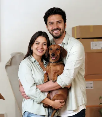 Familia Feliz con su Perro en Casa con Préstamo de Banco LAFISE Honduras Familia Feliz con su Perro en Casa con Préstamo de Banco LAFISE Honduras