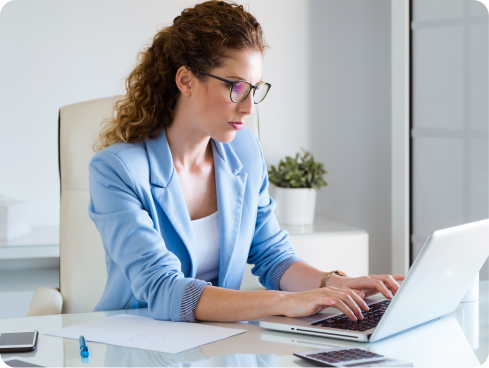 Extranjera dueña de negocio leyendo requisitos para afiliación a adquirencia con Banco LAFISE