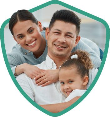 Familia feliz que representa la protección y tranquilidad que brindan los seguros