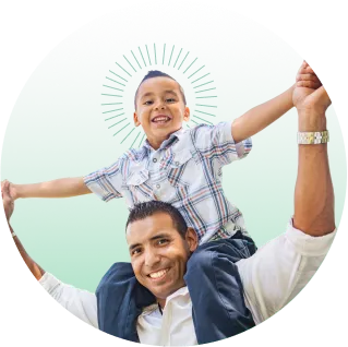 Padre sostiene a su hijo en los hombros, felices gracias al envío de remesas LAFISE