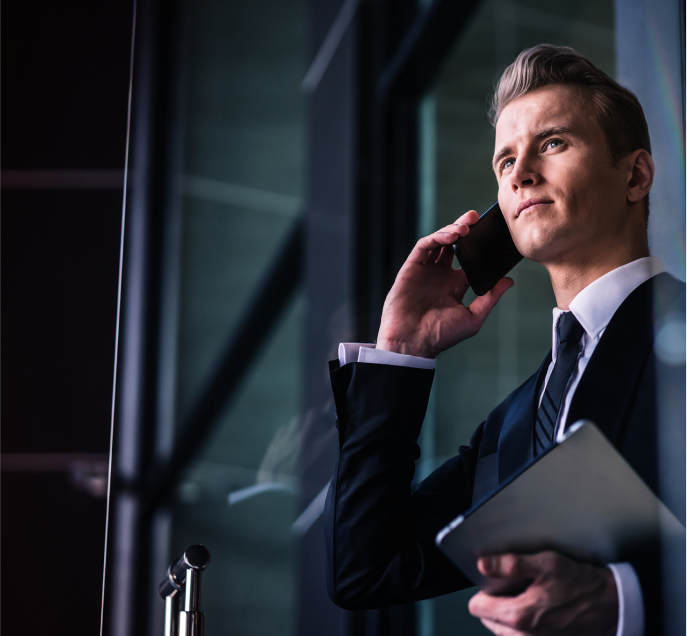 Empresario realizando llamada importante