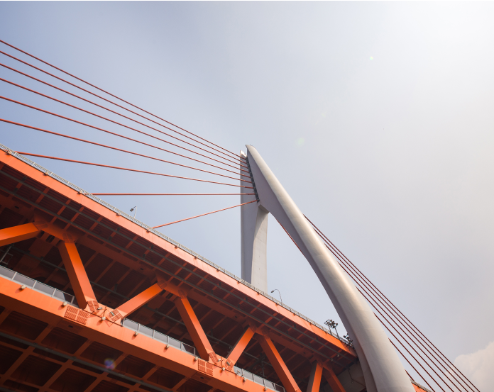 Puente moderno simbolizando solidez financiera