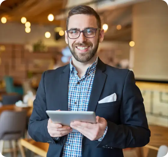Inversionista extranjero gestionando solicitud de terminal POS LAFISE