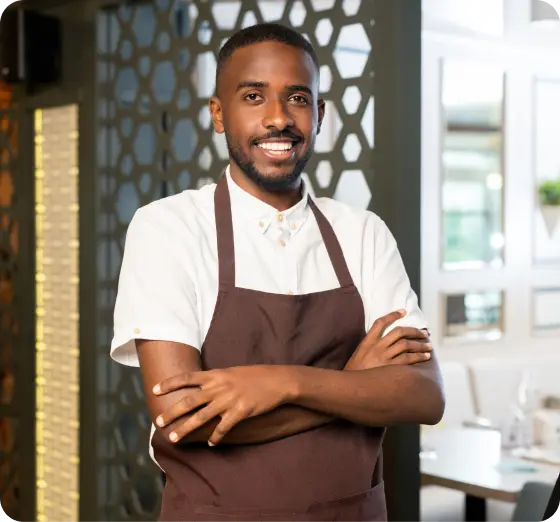 Emprendedor dueño de restaurante cumpliendo requisitos para obtener su POS LAFISE