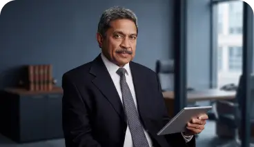 Empresario consultando opciones de Líneas de Crédito