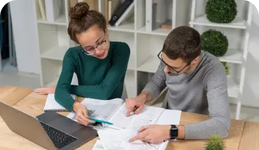 Colaboradores revisando gestión de Plan Nómina