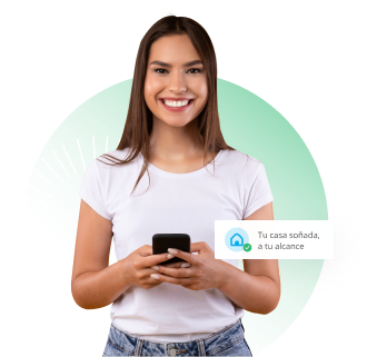 Chica feliz solicitando su préstamo hipotecario en línea