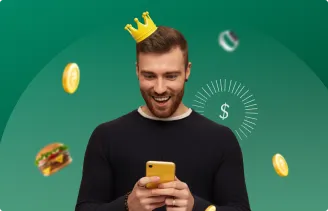  Hombre sonriendo mientras revisa su celular