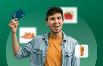 Hombre sonriendo mostrando su nueva tarjeta de crédito de Banco LAFISE